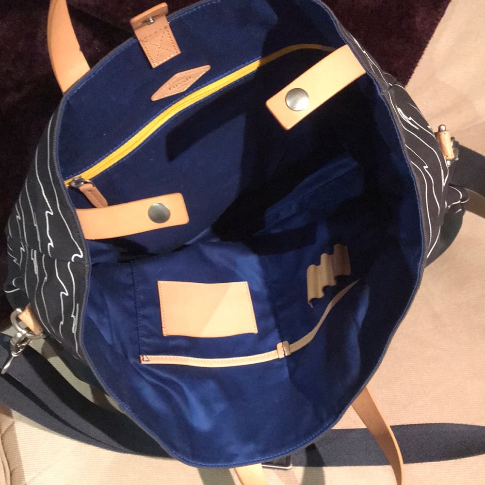 HUGE Fossil Gordon tote NWOT - Picture 2 of 2